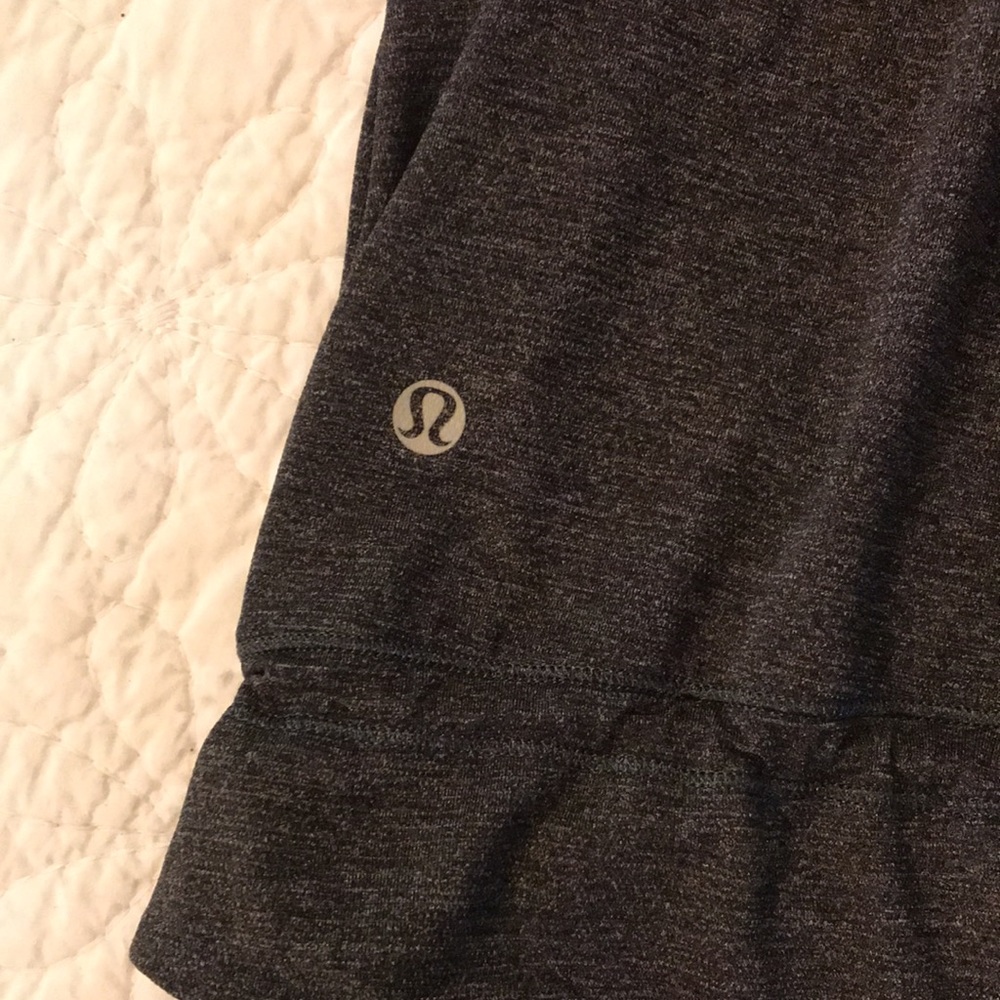 Lululemon tank with built in contrast bra. Sz 8 - Picture 7 of 8